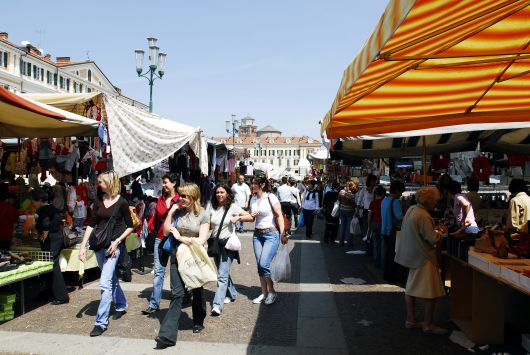 Weekly markets at Lake Garda